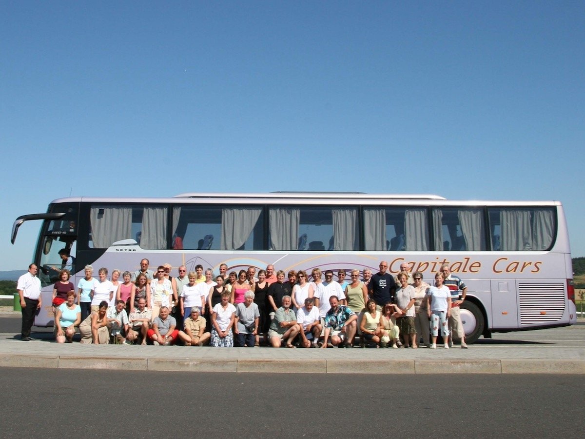 E.V. Croatie06 453 (1) Photo de groupe de l'Élan Vocal à l'extérieur